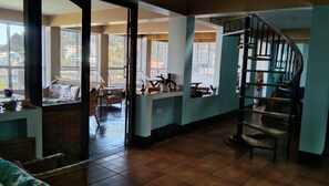 Living area - Broadview Homestay (Darjeeling)