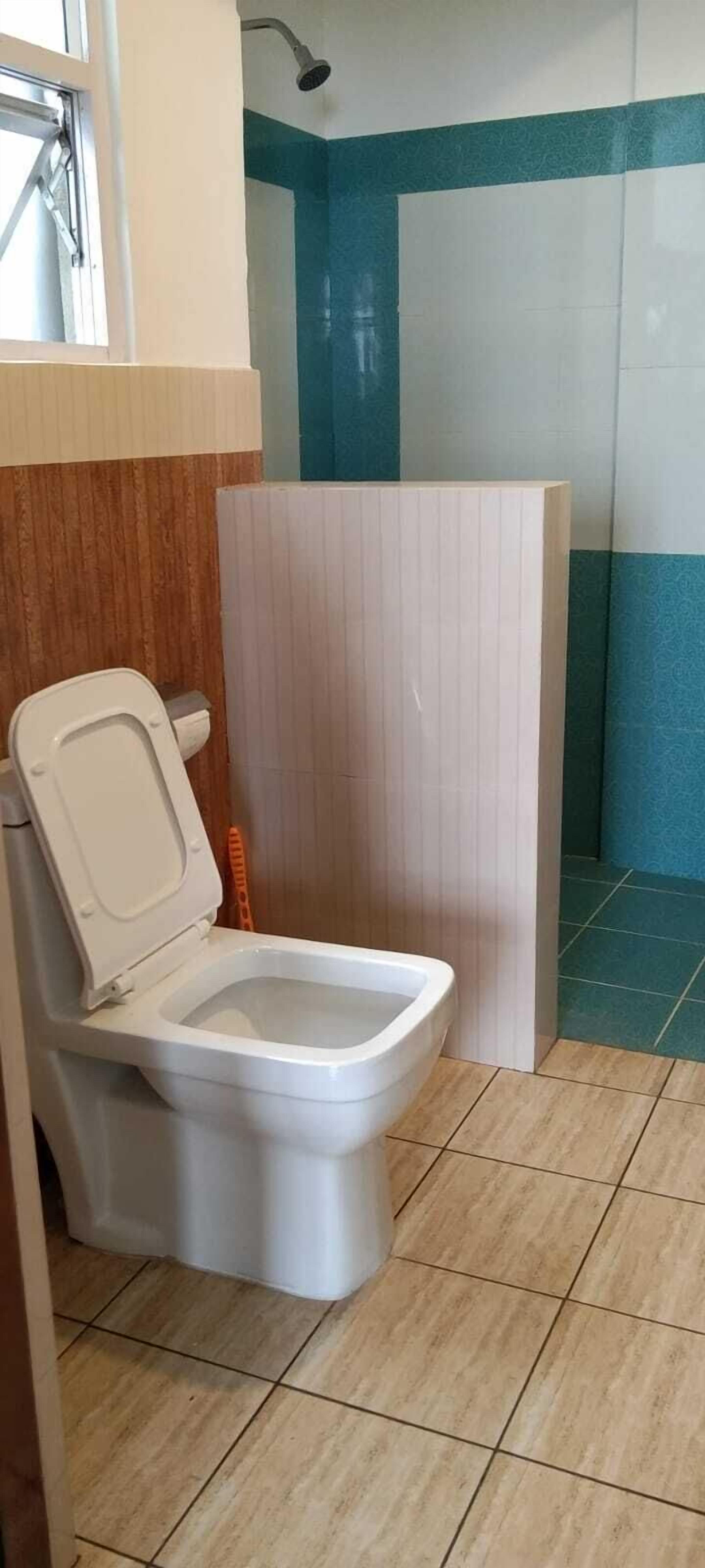 Standaard tweepersoonskamer, balkon, uitzicht op bergen | Badkamer | Een douche, pantoffels, handdoeken, zeep