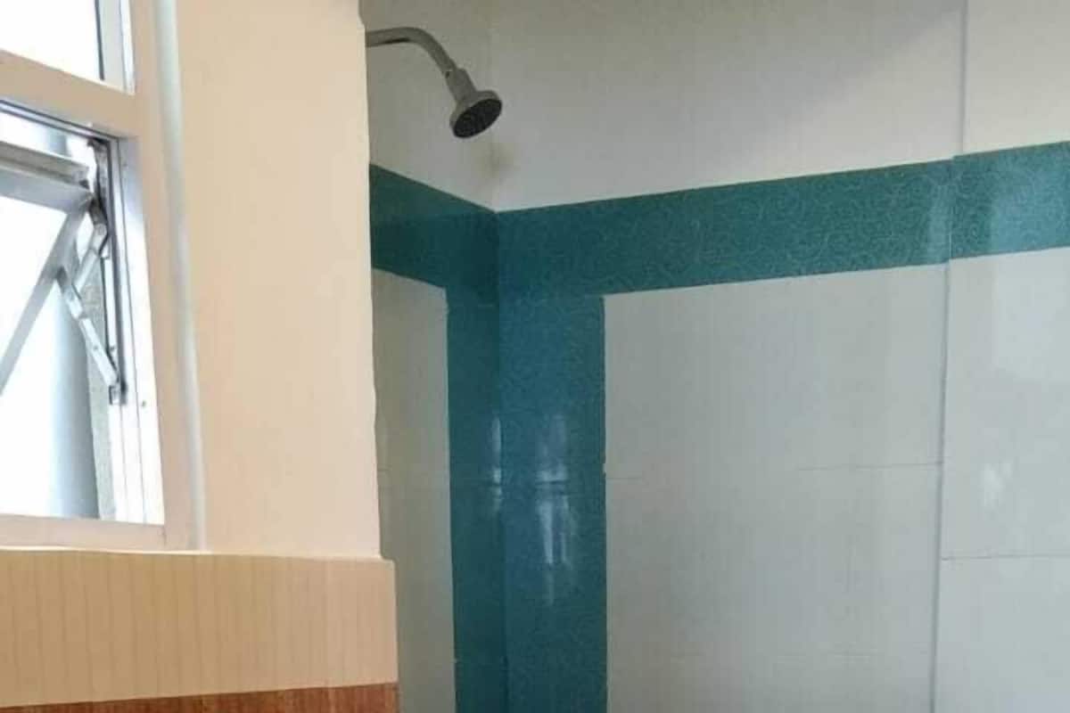 Habitación doble estándar, balcón, vista a la montaña | Baño | Regadera, toallas, jabón, shampoo