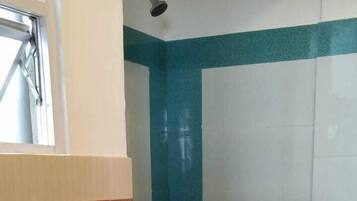 Chambre Double Standard, balcon, vue montagne | Salle de bain | Douche, chaussons, serviettes fournies, savon