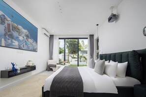 Klassieke tweepersoonskamer, balkon, uitzicht op heuvels | Een bureau, gratis wifi