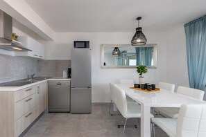 Geladeira, micro-ondas, cooktop, lava-louças
