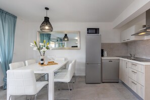 Fridge, microwave, dishwasher, coffee/tea maker