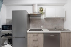 Fridge, microwave, stovetop, dishwasher