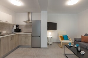 Réfrigérateur, four à micro-ondes, surface de cuisson, lave-vaisselle