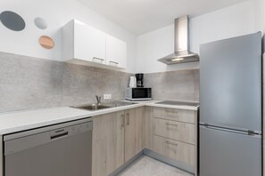 Réfrigérateur, four à micro-ondes, surface de cuisson, lave-vaisselle