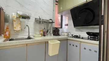 Fridge, blender, cookware/dishes/utensils, paper towels