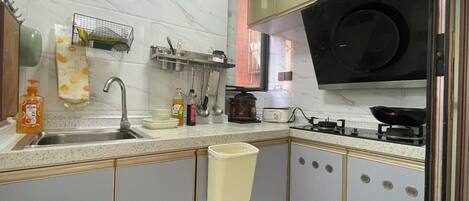 Réfrigérateur, blender, batterie de cuisine, vaisselle et ustensiles