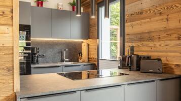 KĂŒhlschrank, Mikrowelle, Ofen, Herdplatte