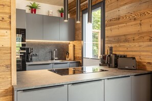 Fridge, microwave, oven, stovetop - Chalet mit 4 Schlafzimmern und Sauna (Biberwier)