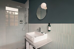 Een douche, designer toiletartikelen, een haardroger, handdoeken