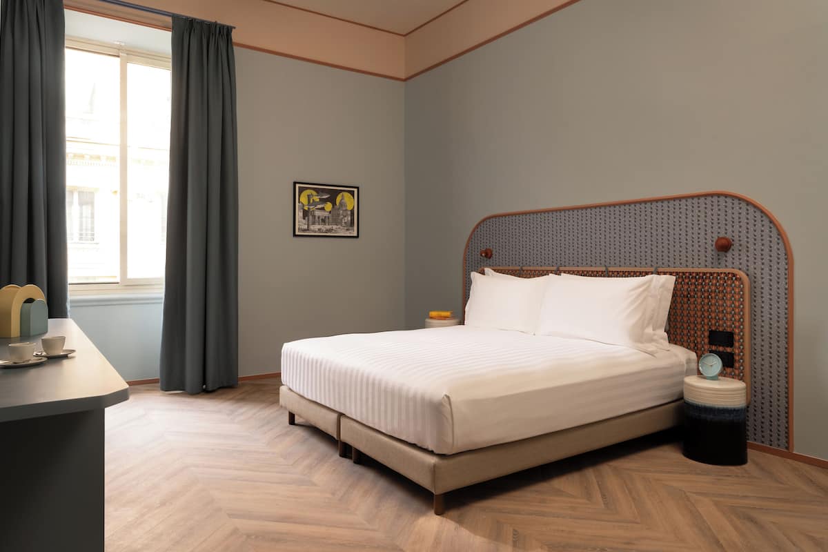 Superior Room with Balcony | Een kluis op de kamer, een strijkplank/strijkijzer, gratis babybedden