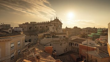 Un edificio histórico con una cúpula destacada y un campanario, rodeado de arquitectura tradicional.