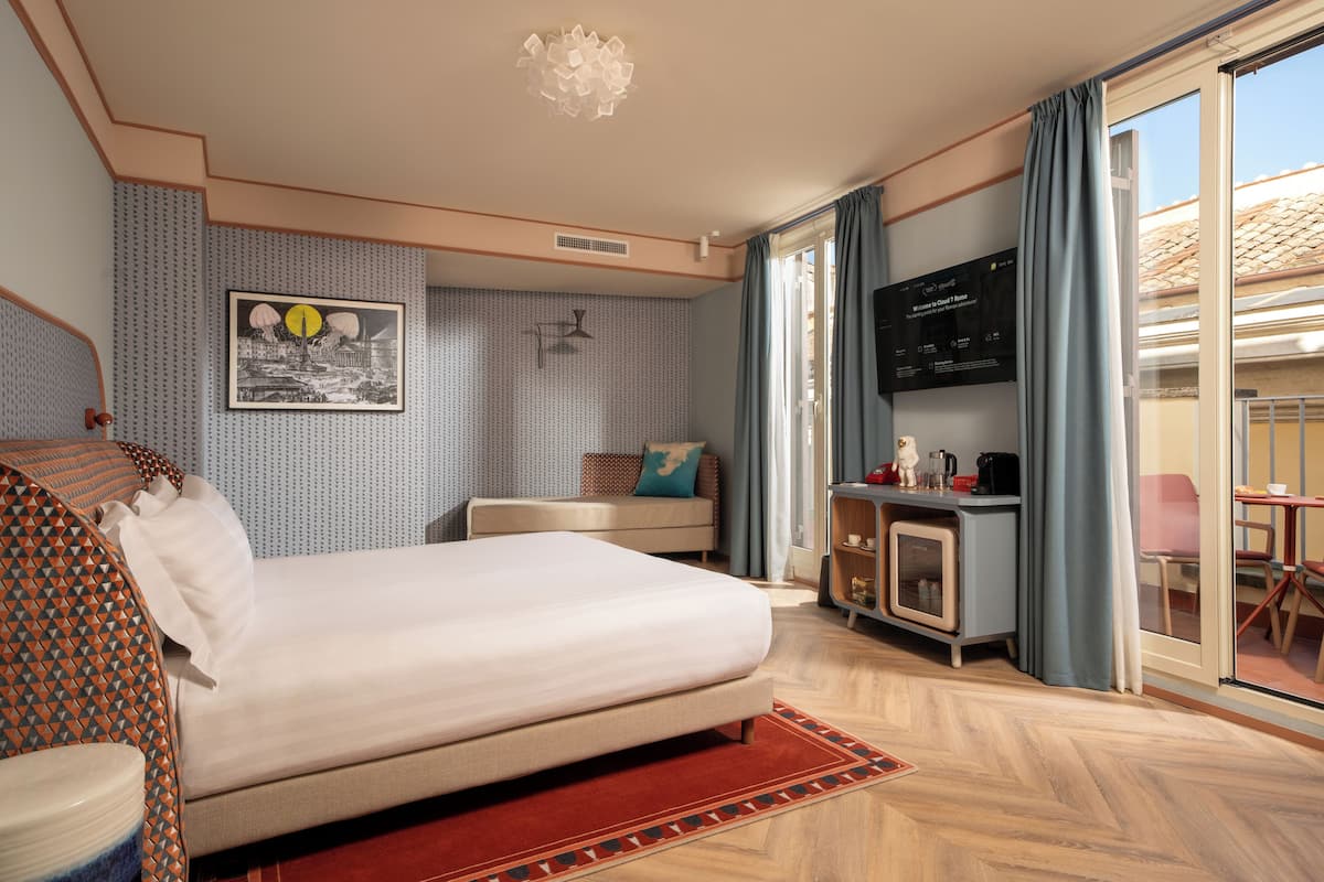 Junior Suite with balcony | Een kluis op de kamer, een strijkplank/strijkijzer, gratis babybedden
