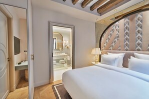 Premium bedding, down comforters, pillowtop beds, free minibar items - Maison Barrière Vendôme (Paris)