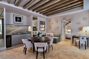 高級套房, 1 張特大雙人床, 城市景 (Grand Apartment) | 客廳 | 70 厘米平面電視連有線電視頻道、玩具