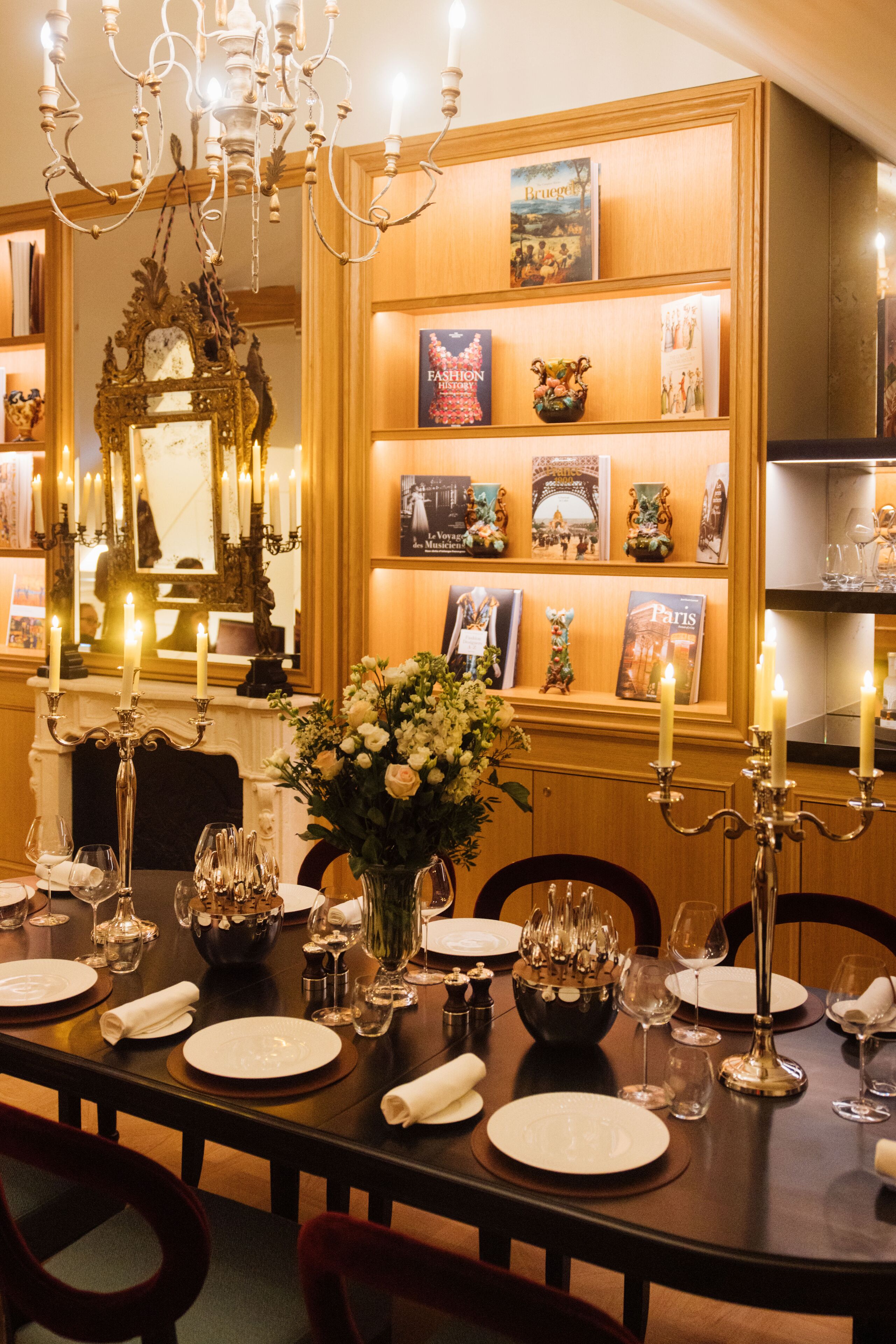 Superior-suite - 1 kingsize-seng - byudsigt (Grande Suite George Sand) | Opholdsområde | 70-centimeters fladskærms-tv med kabelkanaler, legetøj