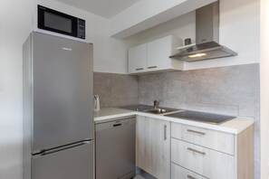 Réfrigérateur, four à micro-ondes, surface de cuisson, lave-vaisselle