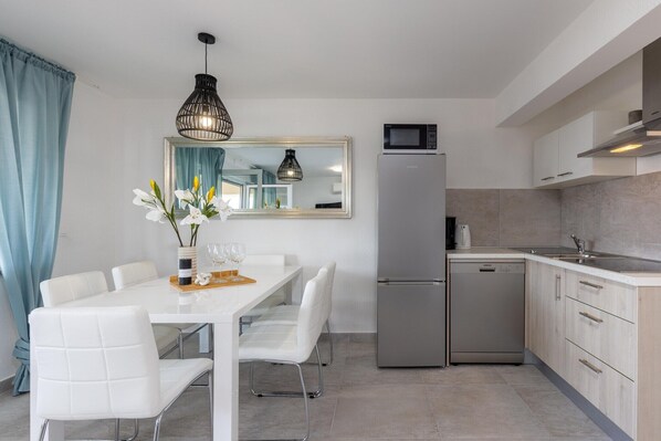 Fridge, microwave, stovetop, dishwasher