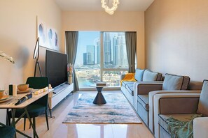 Appartement Luxe, vue ville | Coin séjour | Télévision à écran plat