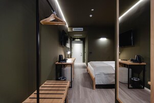 标准双人房 | 迷你吧、客房内保险箱、办公桌、遮光窗帘