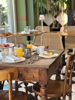 Free daily full breakfast