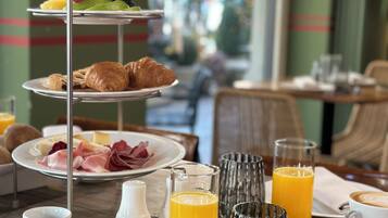 TĂ€gliches inbegriffenes groĂes FrĂŒhstĂŒck