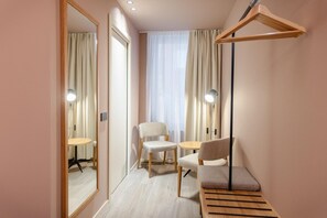 標準雙人房 | 迷你吧、客房內保險箱、書桌、遮光布/窗簾