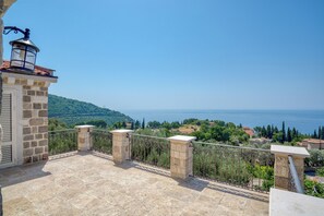 Terrace/patio - Spacious Villa Olive Grove with private Pool (Budva)