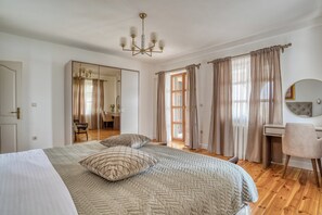 4 makuuhuonetta, silitysrauta/-lauta, ilmainen Wi-Fi, vuodevaatteet