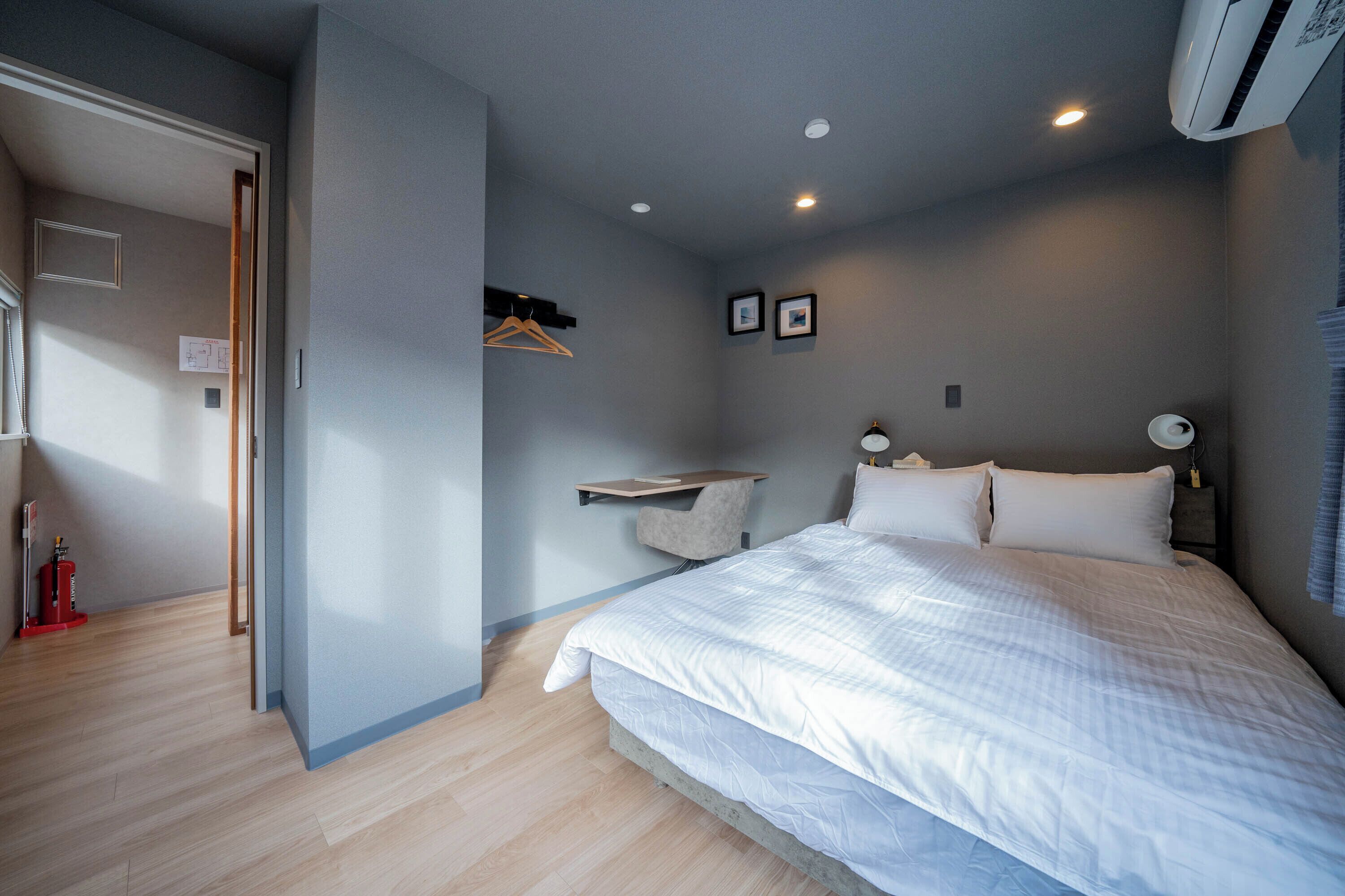 5 bedrooms, iron/ironing board, WiFi (free)