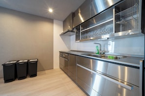 Réfrigérateur, micro-ondes, plaque de cuisson, lave-vaisselle