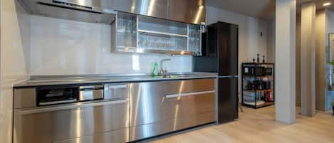 Fridge, microwave, stovetop, dishwasher