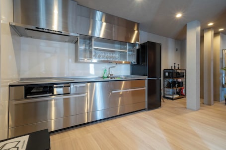 Refrigerador, microondas, placa de cocina, lavavajillas