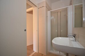 Douche, serviettes fournies
