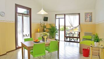 Appartement, 1 chambre, non-fumeurs | Salle de séjour | Télévision