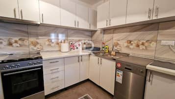 Vila (Two Bedroom Villa with Balcony and Pa) | Cozinha privada | Geladeira