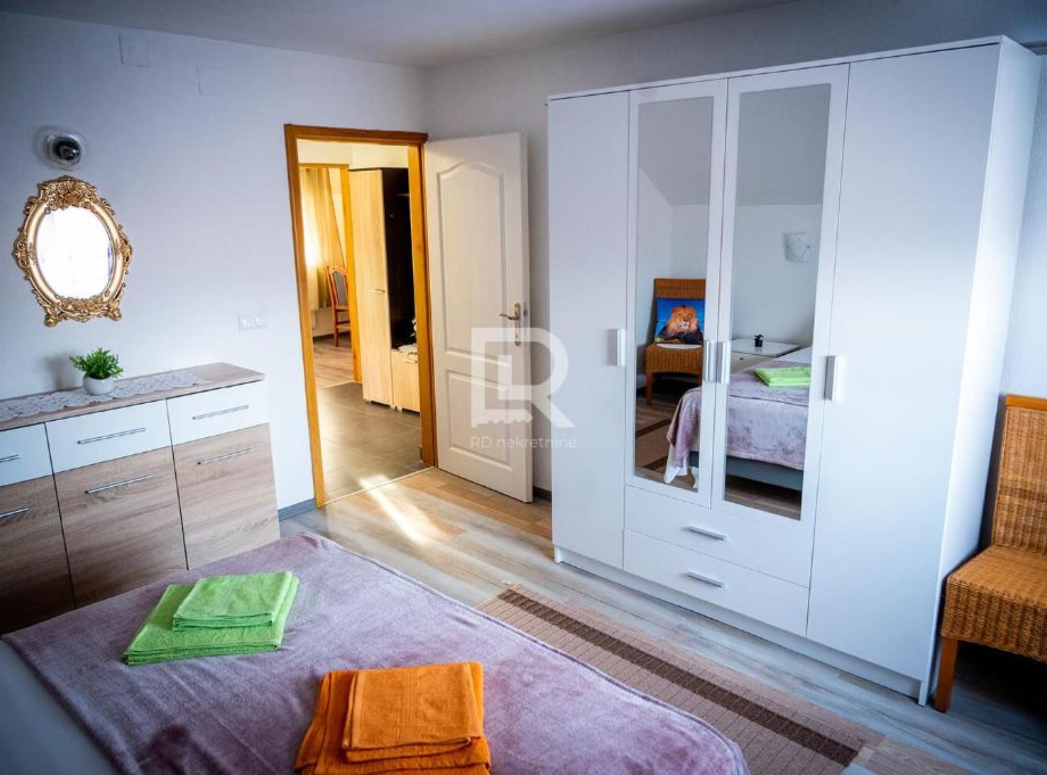 2 عدّة غرف نوم وأسرّة أطفال/رضّع