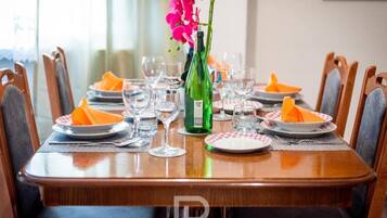 Villa (Two Bedroom Villa with Balcony and Pa) | Dining room