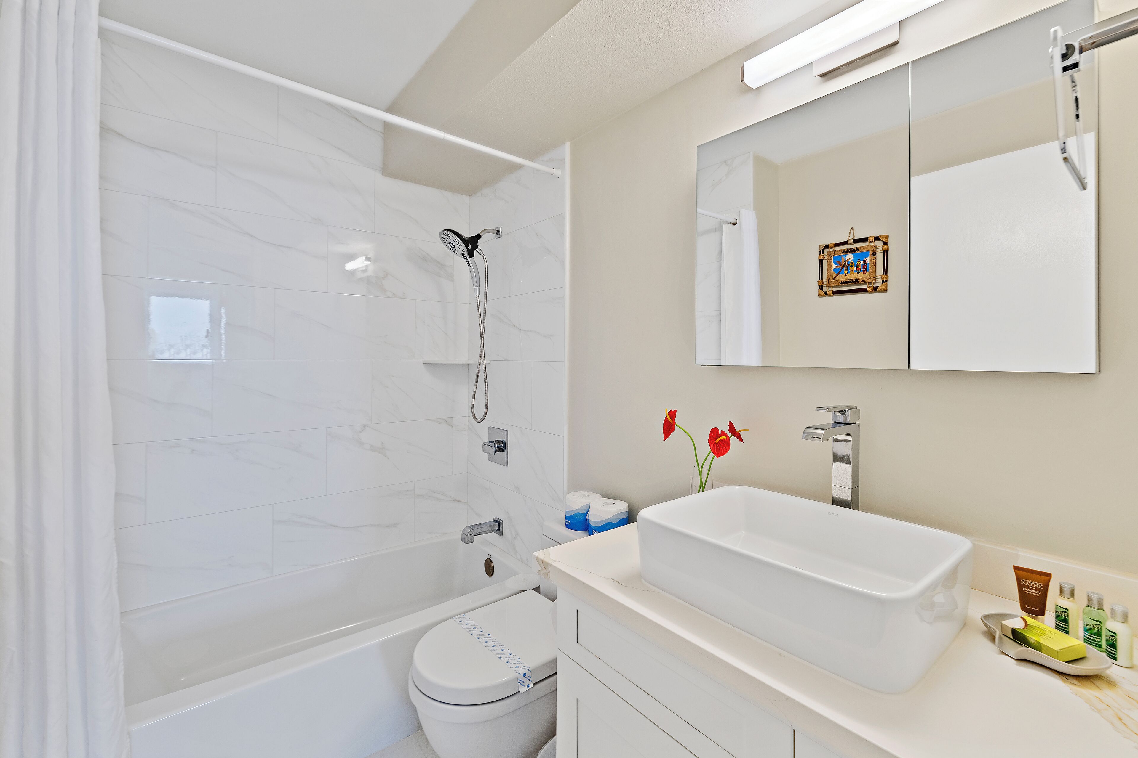Une salle de bain moderne avec une baignoire, des toilettes et un lavabo.
