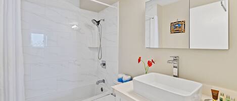 Une salle de bain moderne avec une baignoire, des toilettes et un lavabo.