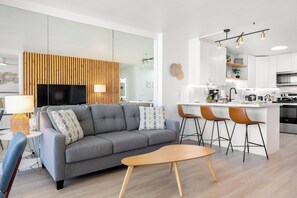 Apartemen, 1 kamar tidur, pemandangan samudra (0187) | Area keluarga | Smart TV 42-inci dengan saluran TV kabel