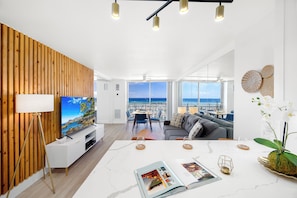 Apartamento, 1 habitación, vistas al mar (0187) | Zona de estar | Smart TV de 42 pulgadas con canales por cable