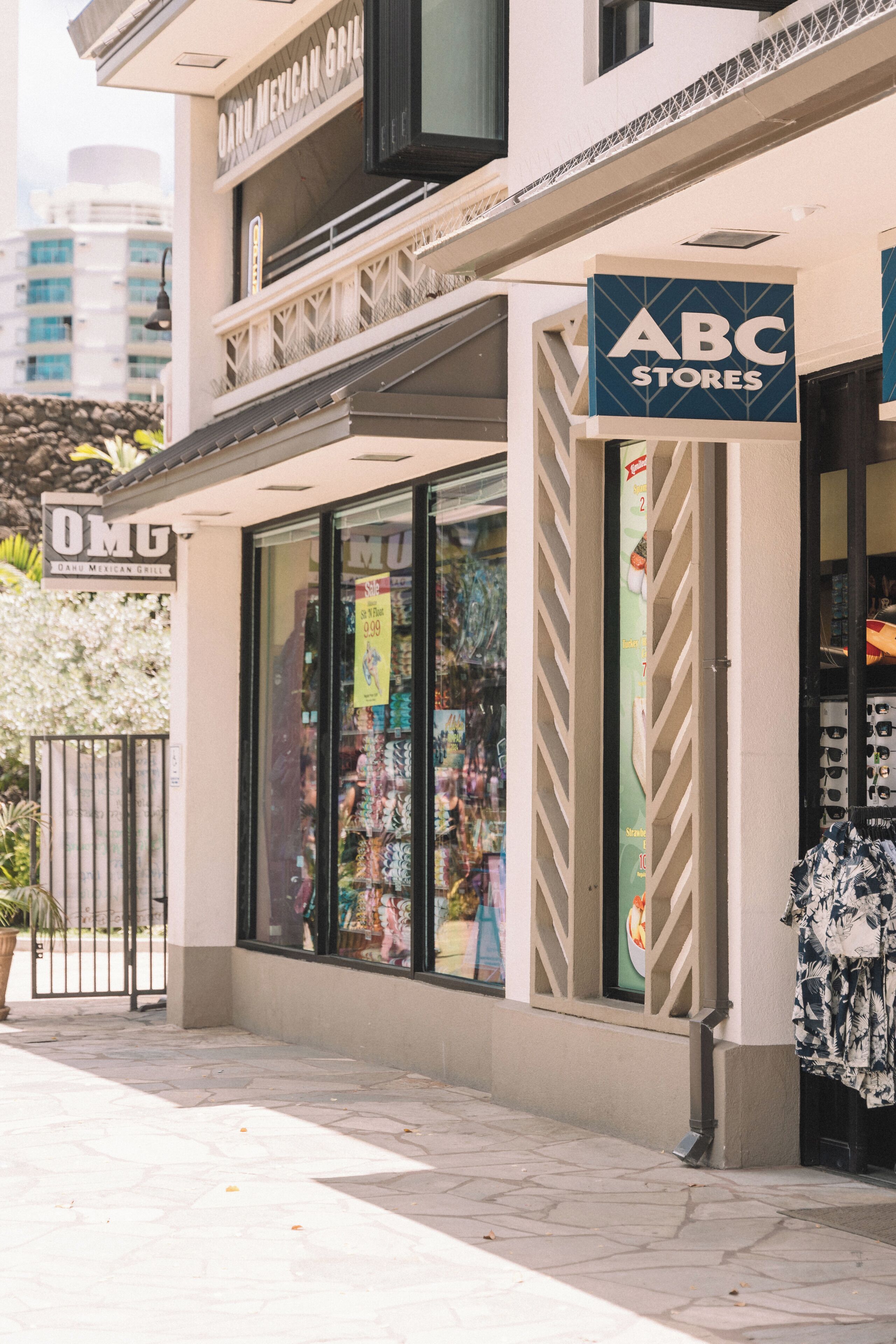 Fachada de una tienda con un letrero de ABC Stores y una entrada visible.