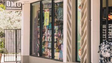 Fachada de una tienda con un letrero de ABC Stores y una entrada visible.