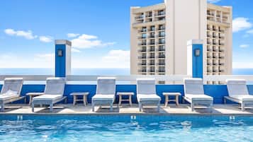 室外游泳池,恒温泳池,09:00 至 21:00 开放,日光浴躺椅