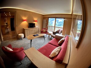 Een televisie en een stereo