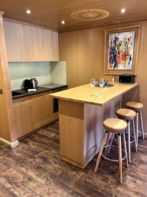 Dining - Appt 8p, ski-in, ski-out, parking (Les Allues)