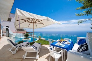 Departamento Deluxe, alberca privada, vista al mar | Terraza o patio