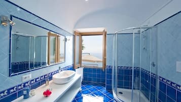 Deluxe-Apartment, eigener Pool, Meerblick | Badezimmer | Handtücher, Seife, Shampoo, Toilettenpapier